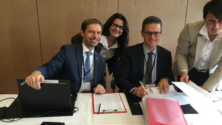 Sybille Reimschüssel mit dem Bundesvorsitzenden Carsten Linnemann MdB (rechts) und dem Hauptgeschäftsführer Thorsten Alsleben bei der konstituierenden Sitzung des neuen Bundesvorstandes