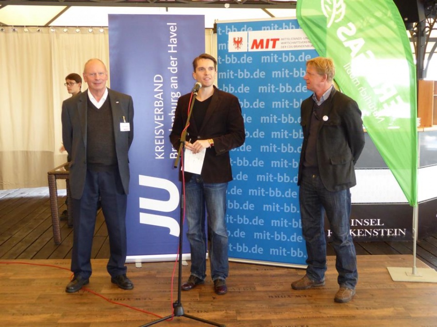   Hermann Kühnapfel (MIT Brandenburg), Philipp Schwab (JU Brandenburg) und Dr. Bernd Benser (CDU Landtagskandidat MOL)v.l.