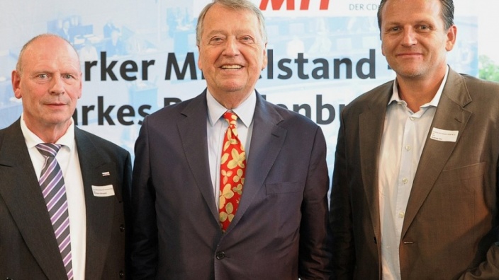 von links: Hermann Kühnapfel, Dr. Arend Oetker, Andreas Ehrl (Foto: Ulrike Neuwirth, Pressefotografin GS Druck und Medien GmbH)