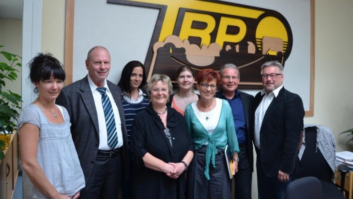 Bild: CDU Fraktion; von links nach rechts: Jana Boecke (Angest.), Hermann Kühnapfel (MIT-LV BRB), Tina Pocki (Angest.), Monika Schulz-Höpfner MdL, Janina Lehmann (Azubi), Margitta Hering (Personalleiterin), Dierk Homeyer MdL, Uwe Langleist (GF)