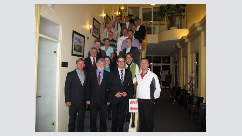 Gruppenbild MIT MOL, in der ersten Reihe v.l.: Dr. Bernd Benser, Horst Tarnawski und Dr. Carsten Linnemann u.v.a.
