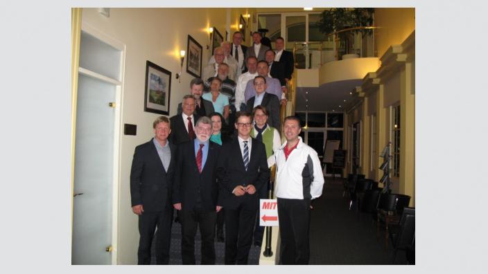 Gruppenbild MIT MOL, in der ersten Reihe v.l.: Dr. Bernd Benser, Horst Tarnawski und Dr. Carsten Linnemann u.v.a.